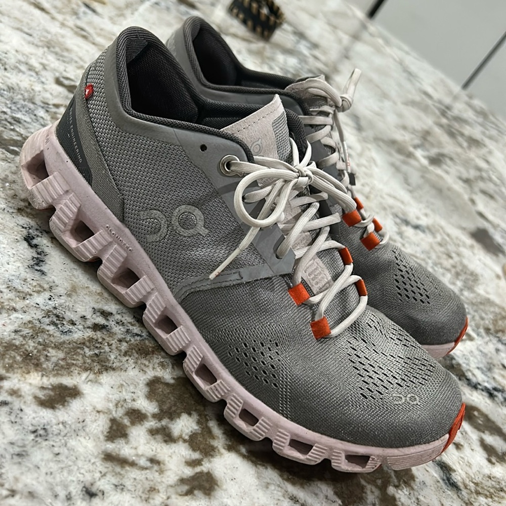 ON RUNNING GRAY SNEAKERS